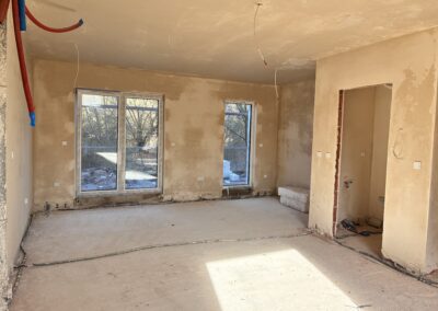 Wnętrze domu w inwestycji Domy Iwińskie na etapie prac wykończeniowych
